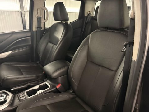 Nissan Navara Tekna Black #58