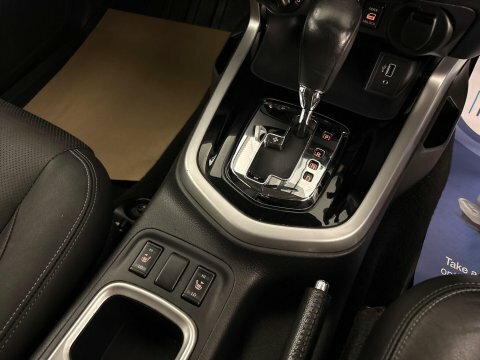 Nissan Navara Tekna Black #16