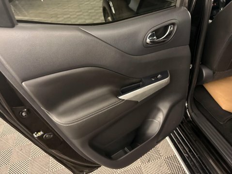 Nissan Navara Tekna Black #75