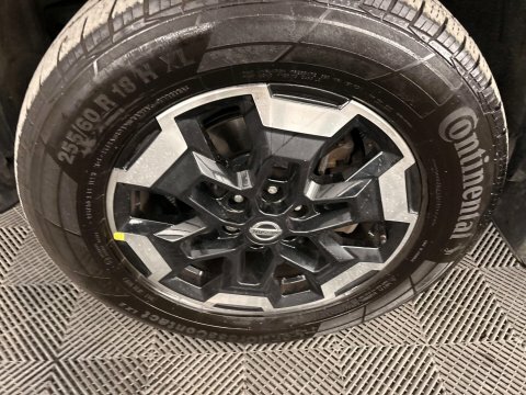 Nissan Navara Tekna Black #32