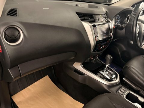 Nissan Navara Tekna Black #72