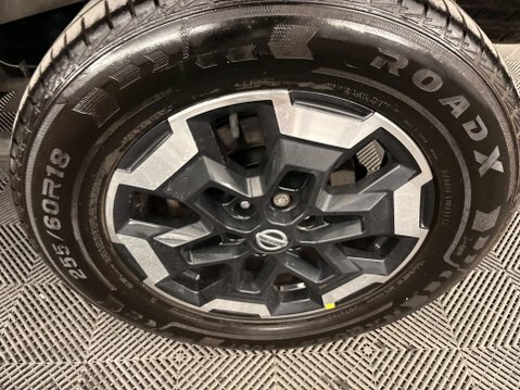 Nissan Navara Tekna Black #81