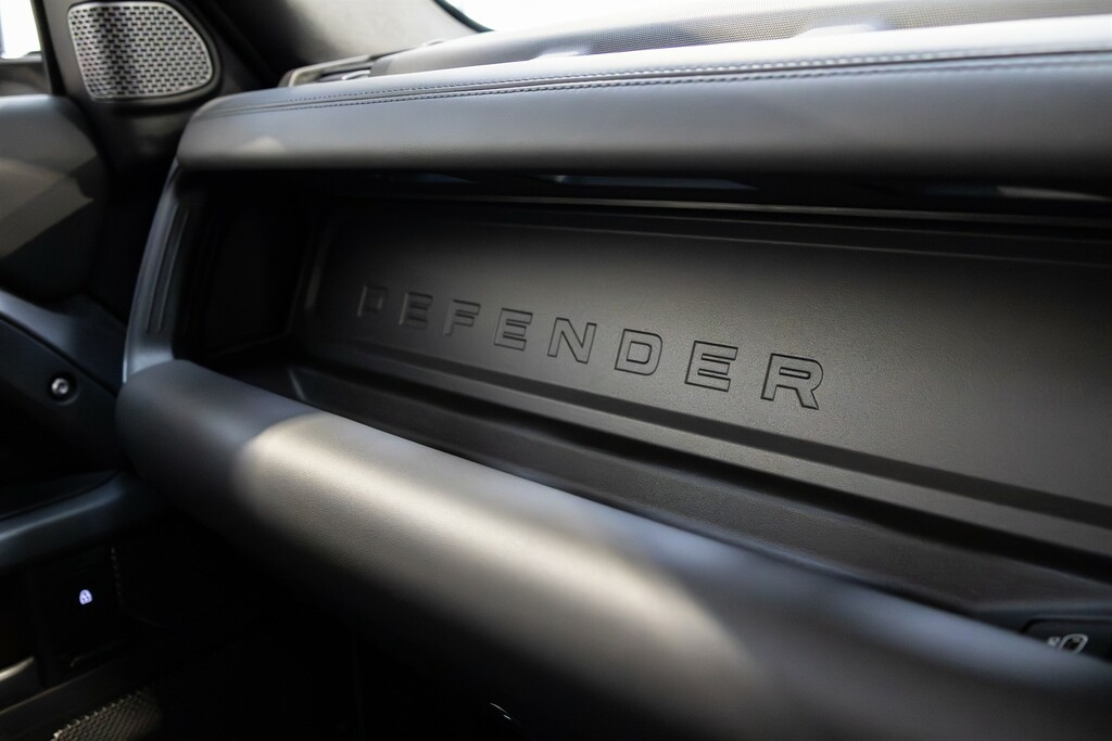 Land Rover Defender 3.0 X-dynamic Hse 246 Bhp Black #42