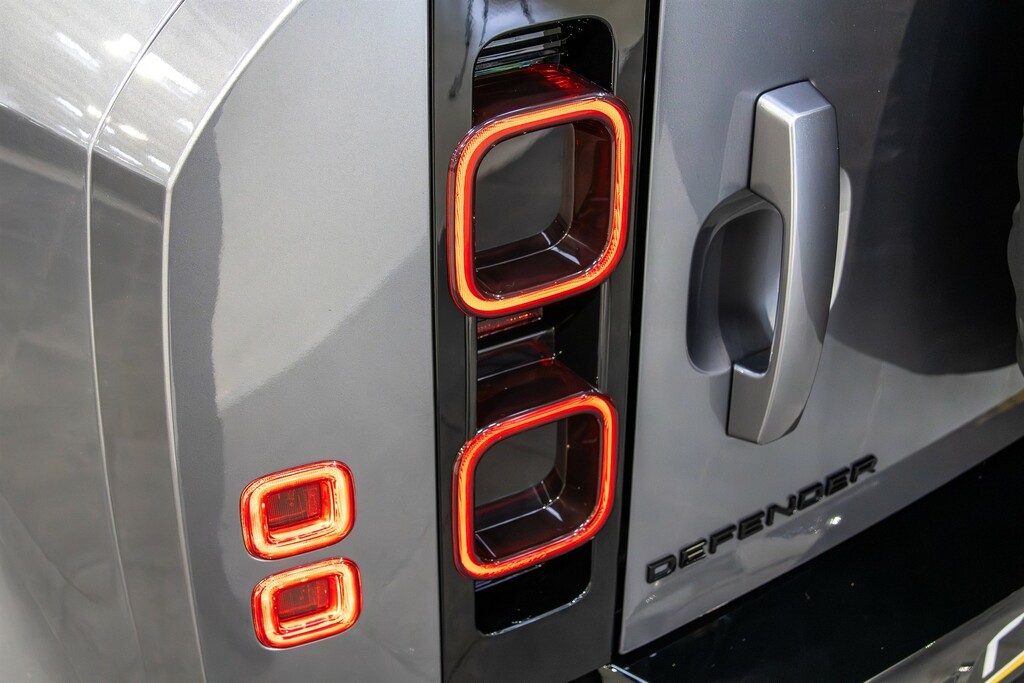 Land Rover Defender 3.0 X-dynamic Hse 246 Bhp Black #14
