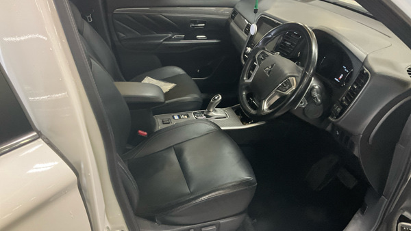 Mitsubishi Outlander Phev Dynamic White #13