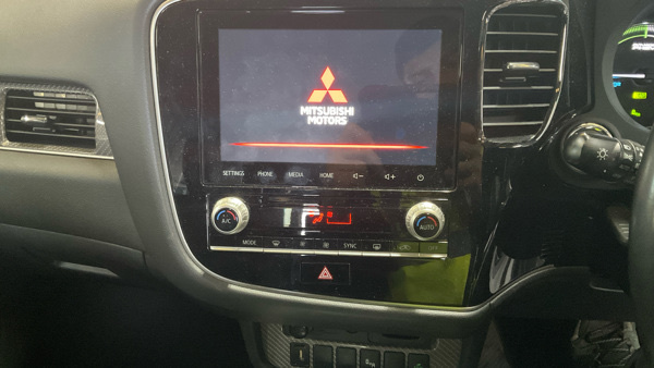 Mitsubishi Outlander Phev Dynamic White #11