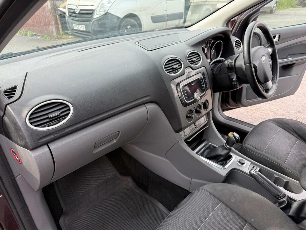 Ford Focus Zetec Climate 5-Door Silver #36