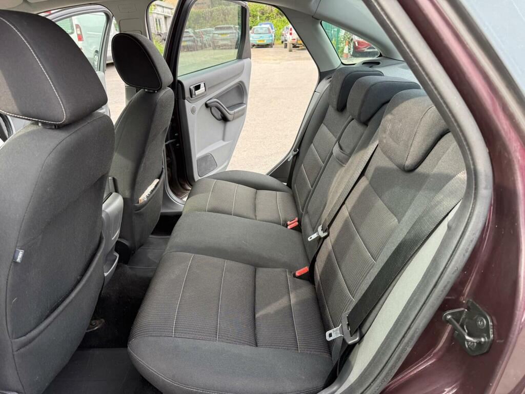 Ford Focus Zetec Climate 5-Door Silver #40