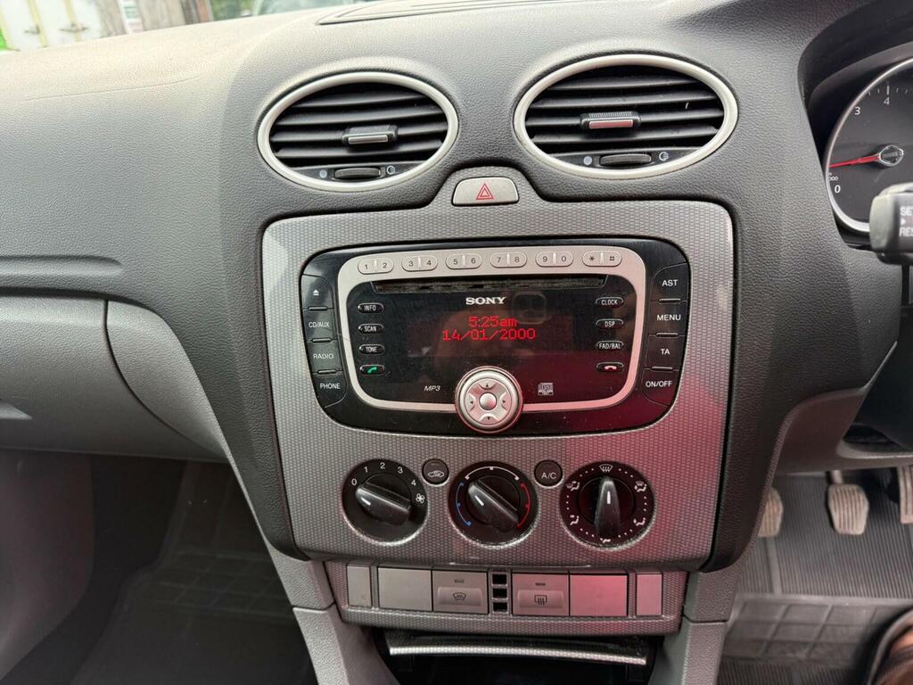 Ford Focus Zetec Climate 5-Door Silver #32