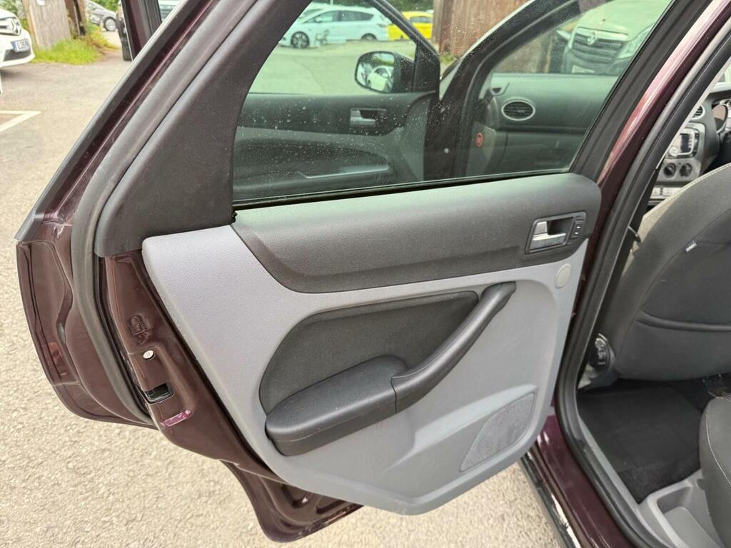 Ford Focus Zetec Climate 5-Door Silver #41