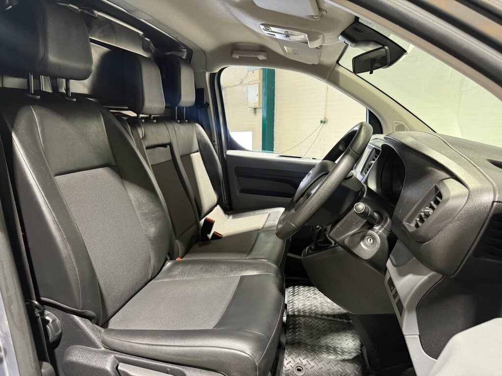 Vauxhall Vivaro 2L Sportive FE71TPV Grey #4