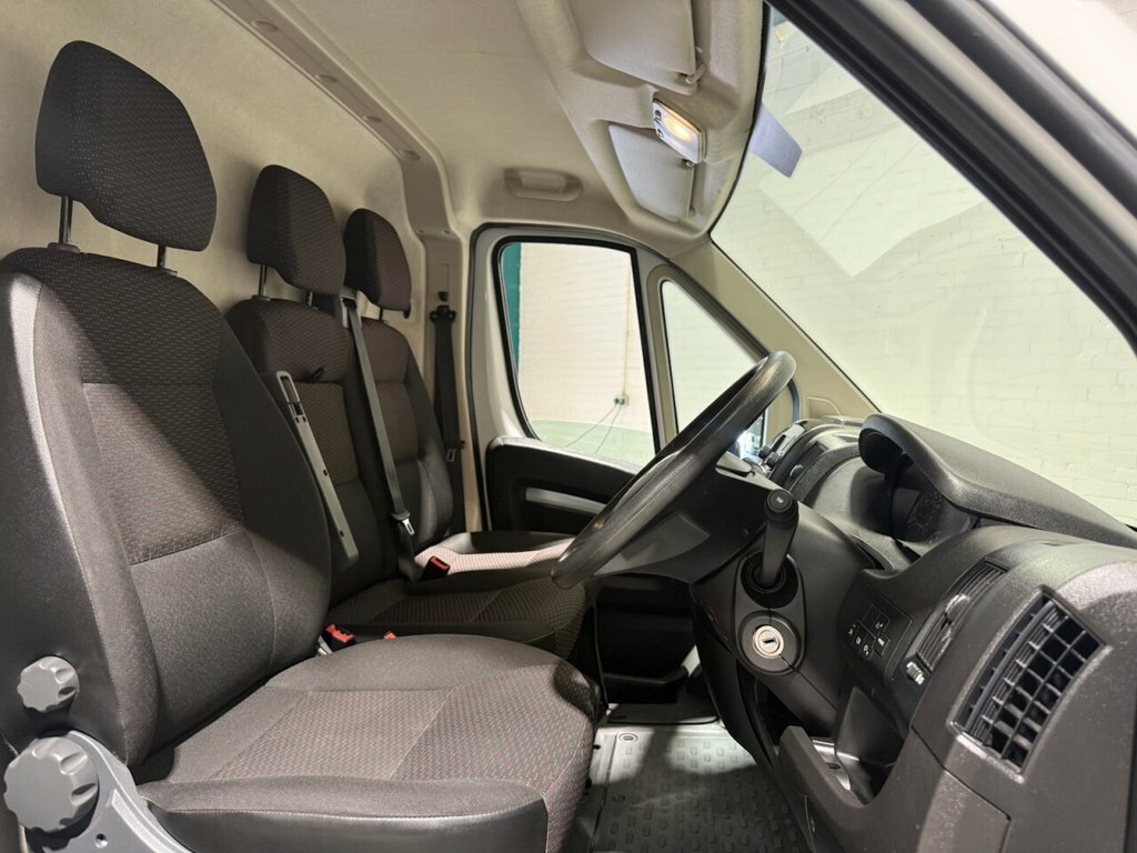Vauxhall Movano 2.2L Dynamic White #4