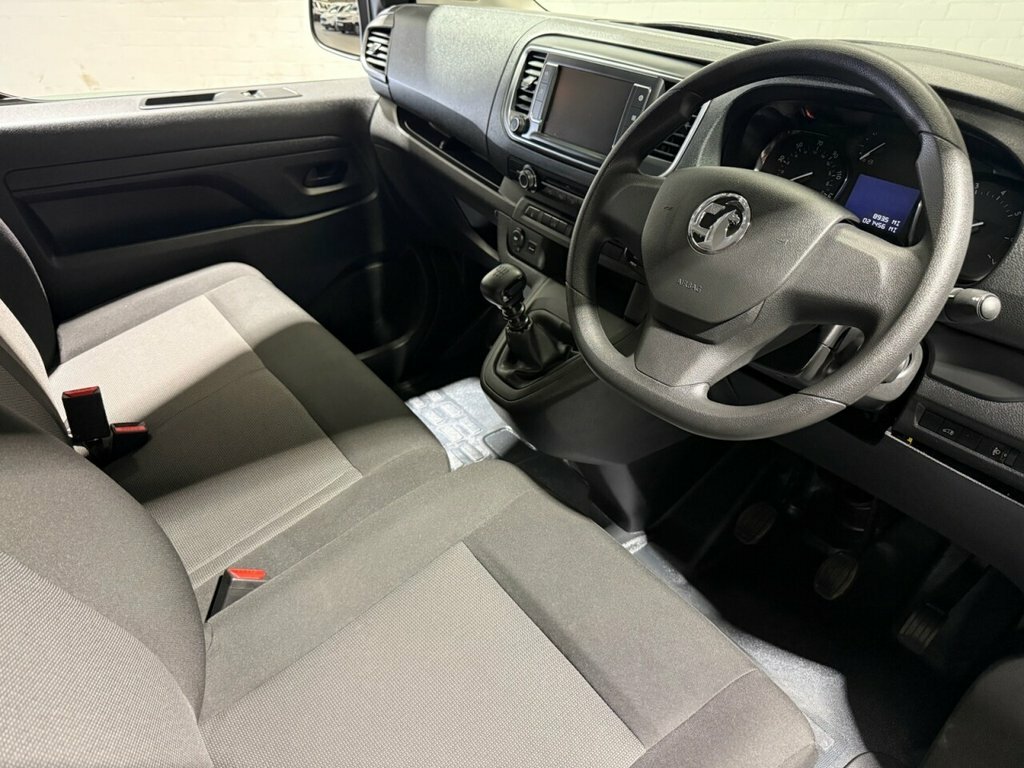 Vauxhall Vivaro 1.5L Prime 6Dr DS23KPR White #4