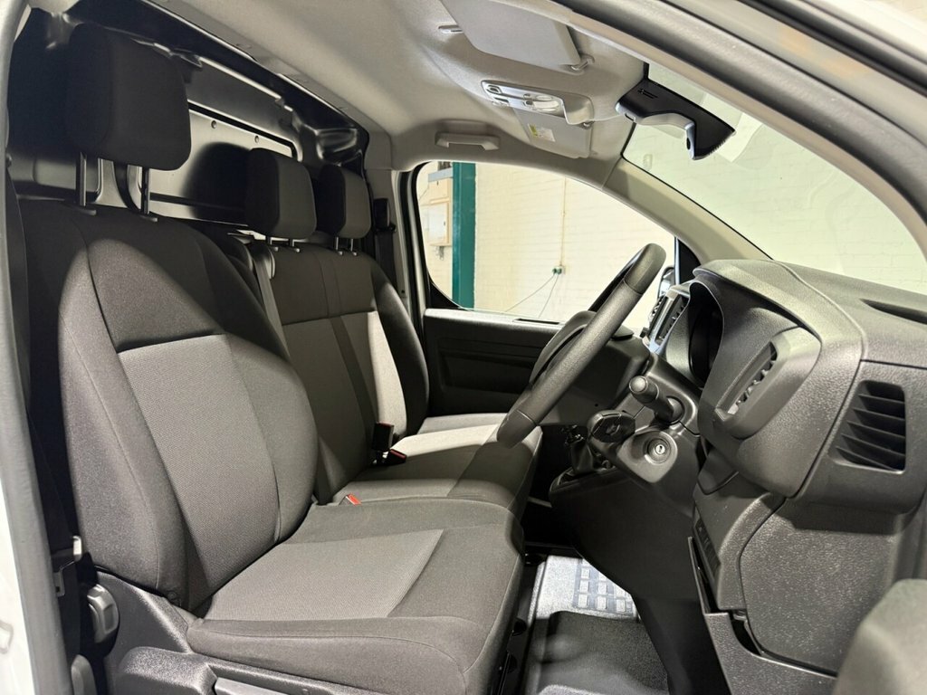 Vauxhall Vivaro 1.5L Prime 6Dr DS23KPR White #3