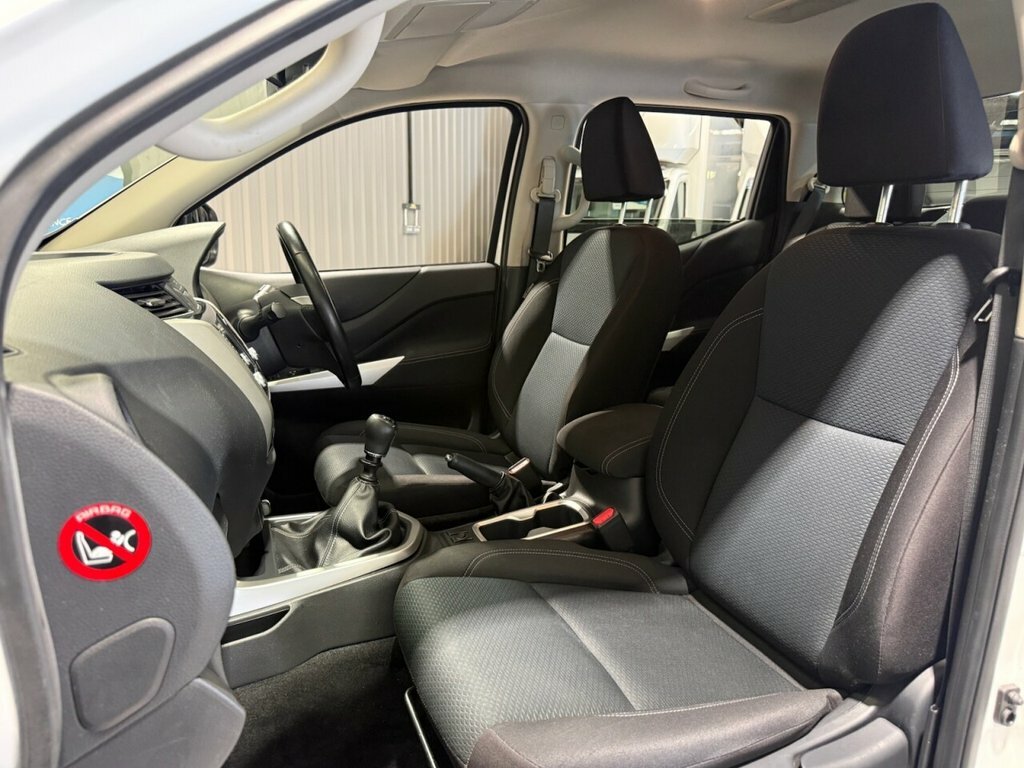Nissan Navara 2.3L N-connecta White #4