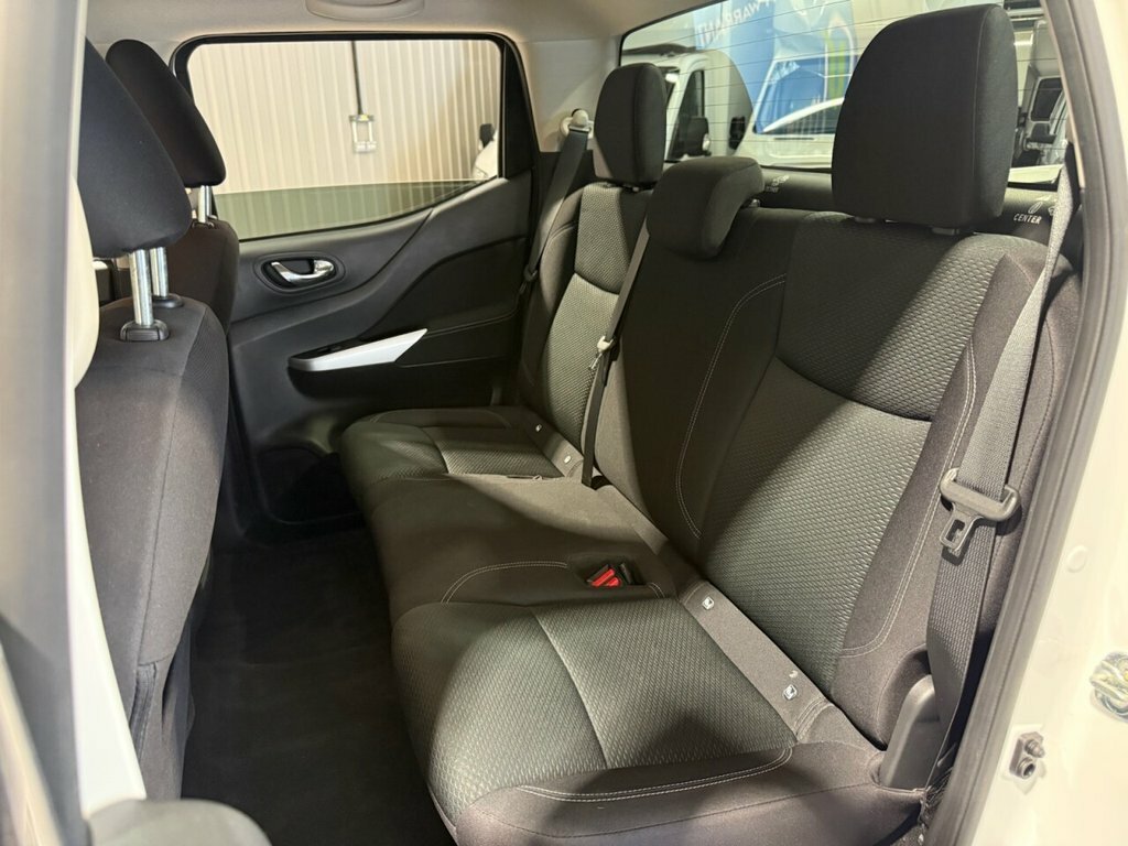Nissan Navara 2.3L N-connecta White #6