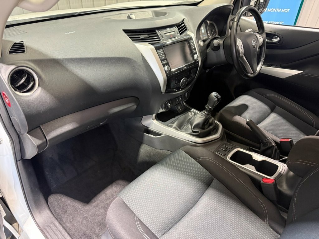 Nissan Navara 2.3L N-connecta White #5