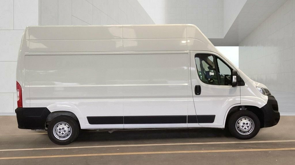 Vauxhall Movano 2.2L Prime White #5