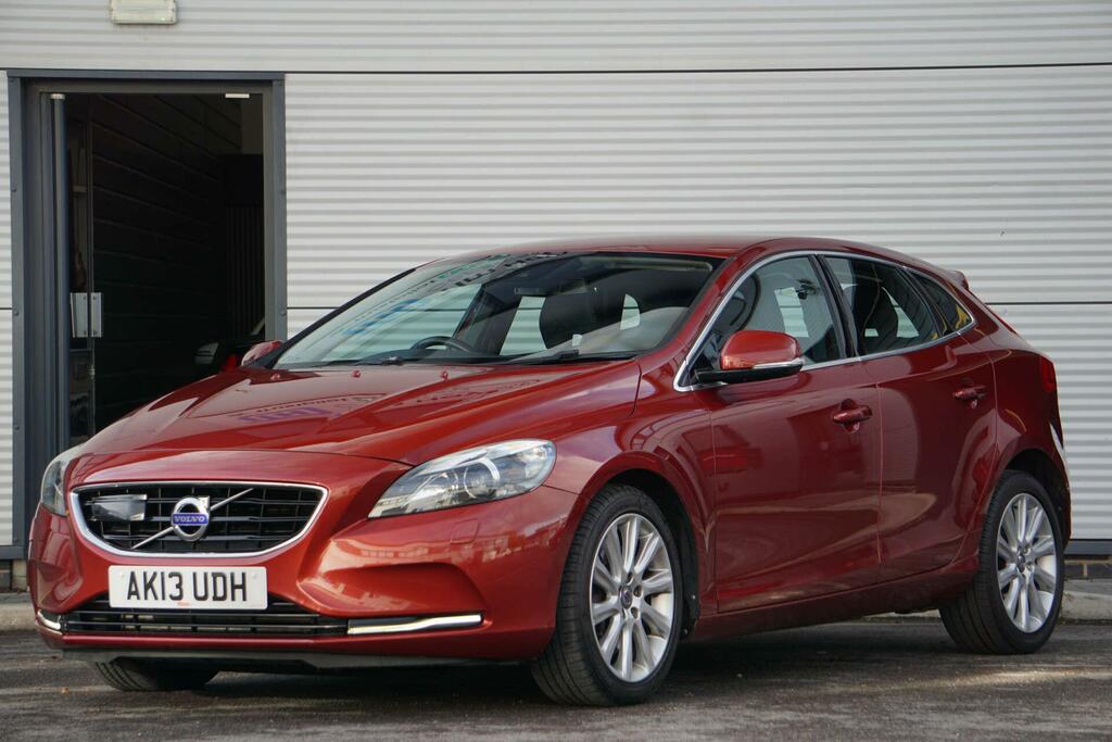 Volvo V40 Se Lux Nav Red #2