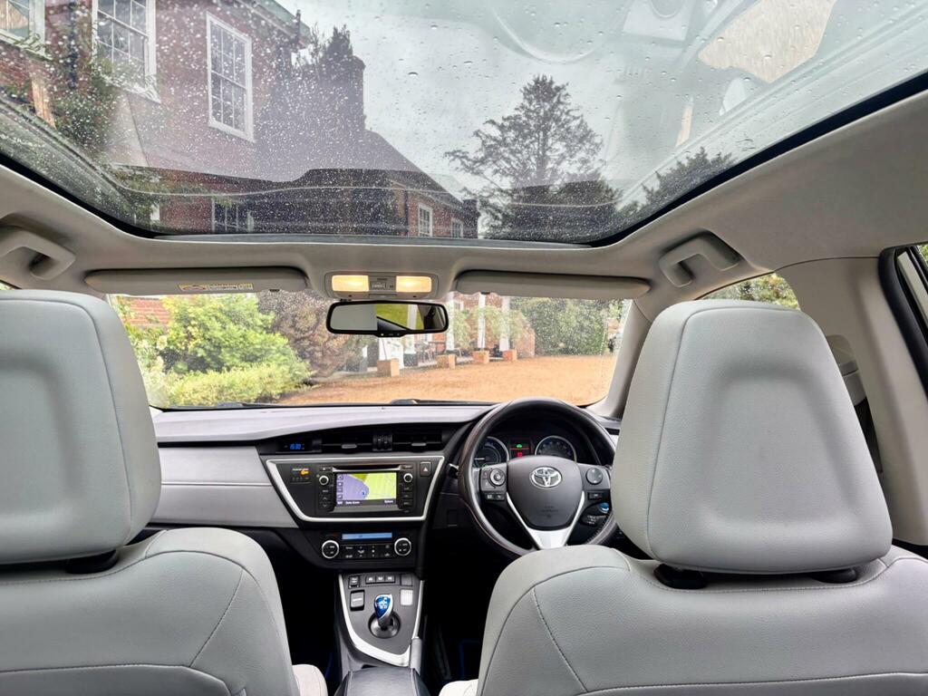 Toyota Auris Hatchback Silver #42