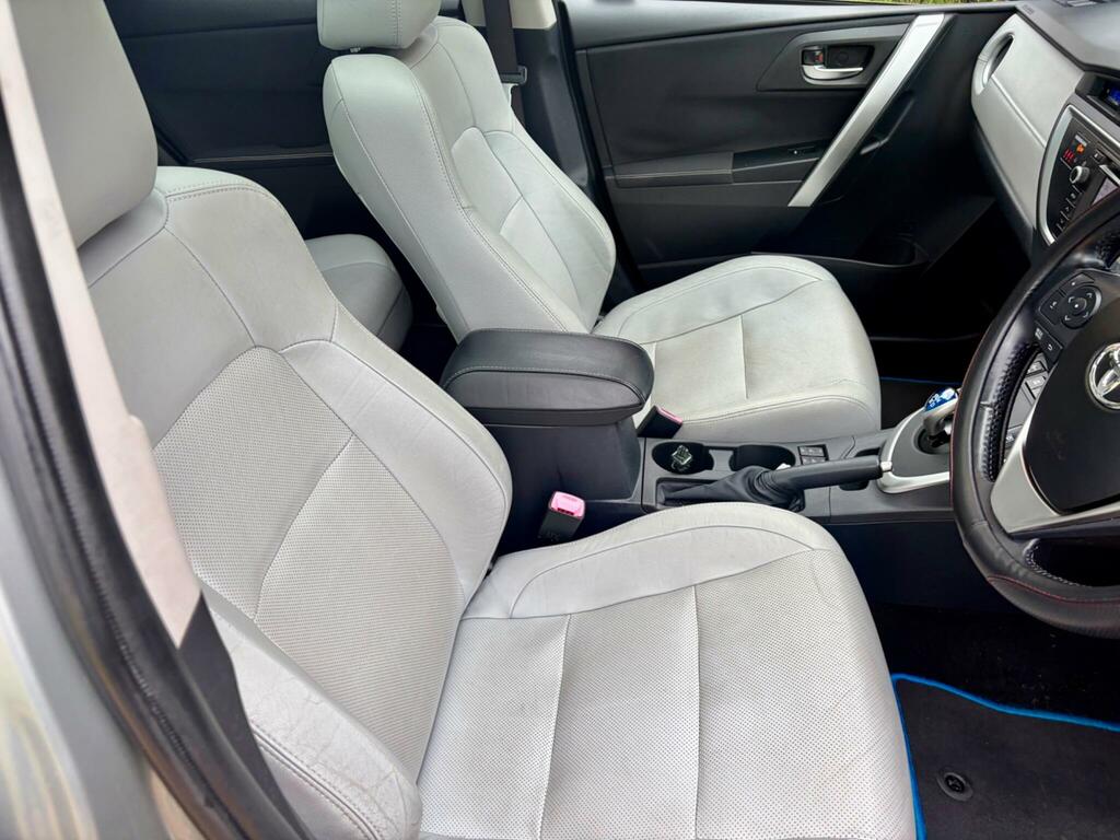 Toyota Auris Hatchback Silver #64