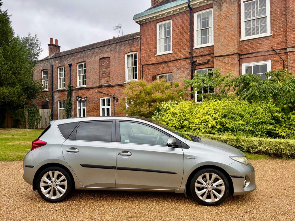 Toyota Auris Hatchback Silver #32