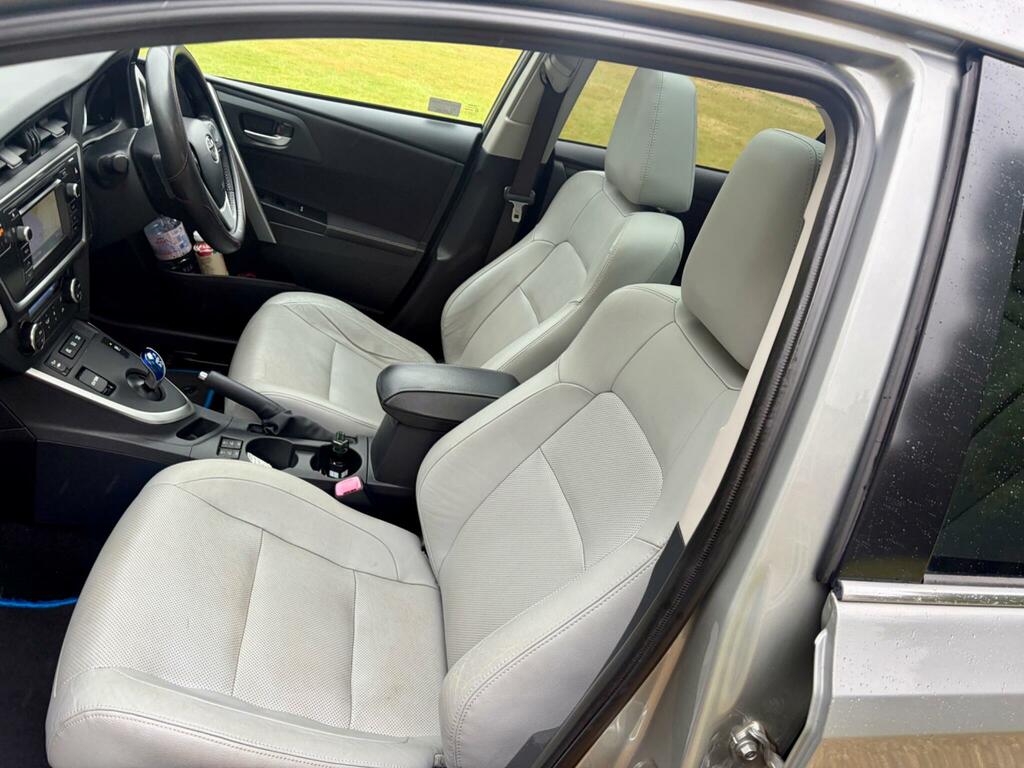 Toyota Auris Hatchback Silver #16