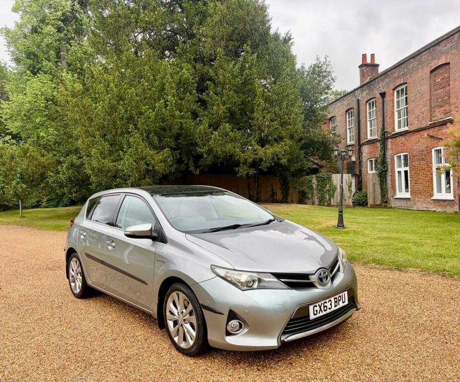 Toyota Auris Hatchback Silver #31