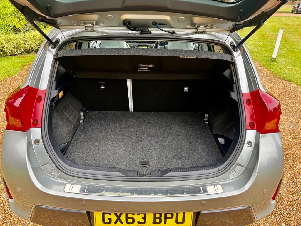Toyota Auris Hatchback Silver #35