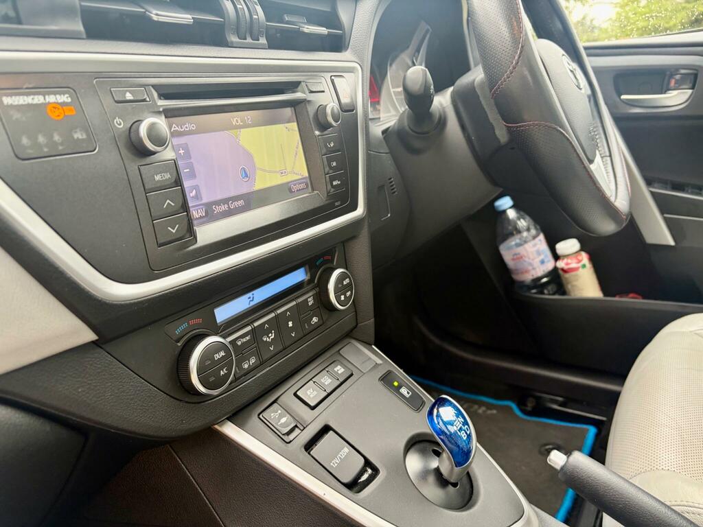 Toyota Auris Hatchback Silver #12