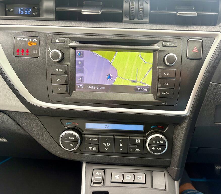 Toyota Auris Hatchback Silver #70
