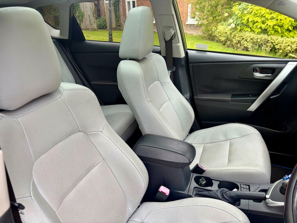 Toyota Auris Hatchback Silver #63