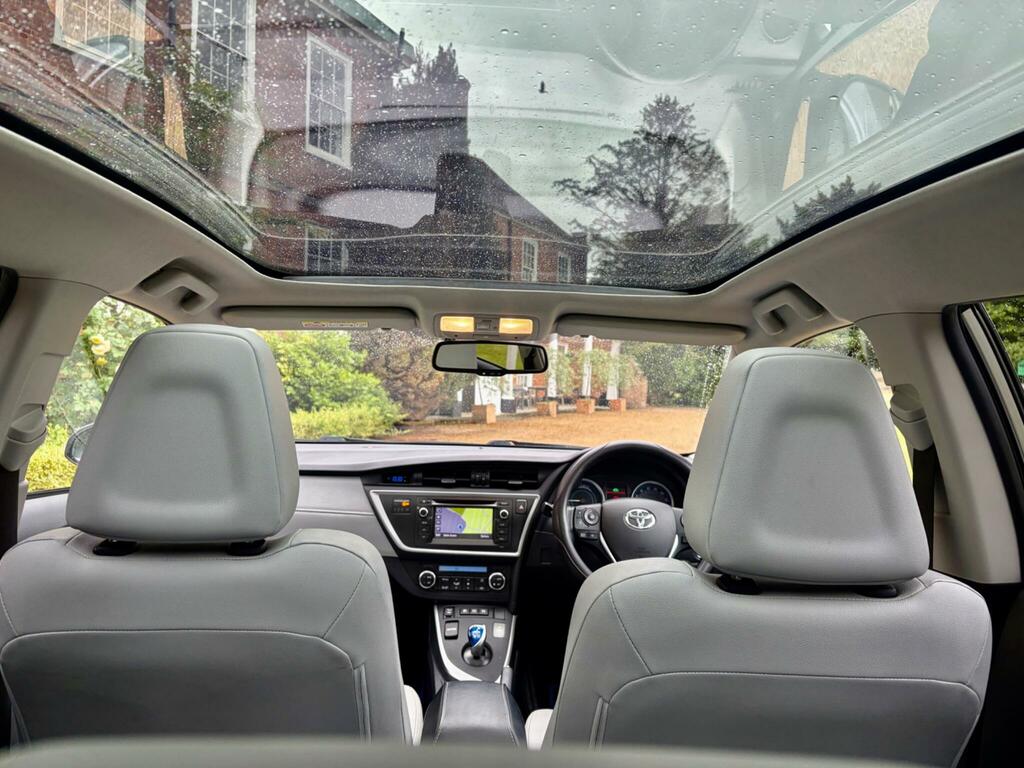 Toyota Auris Hatchback Silver #40