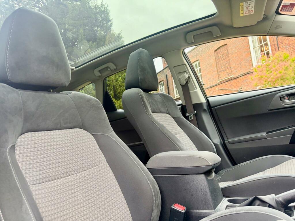 Toyota Auris Active Silver #7