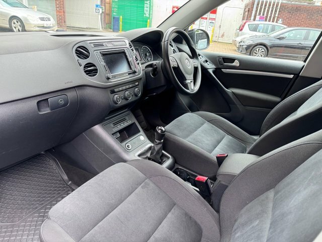 Volkswagen Tiguan 2016 2.0 Tdi Bluemotion Tech Match Edition Suv HF16NNG Black #4