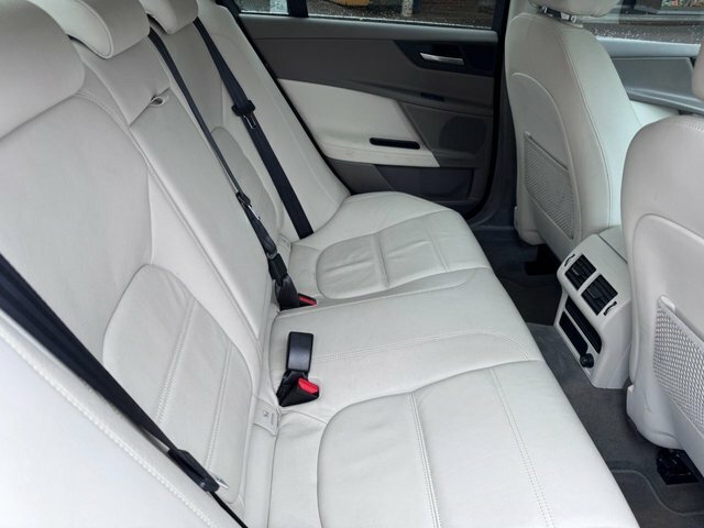 Jaguar XE 2.0 D Black #15