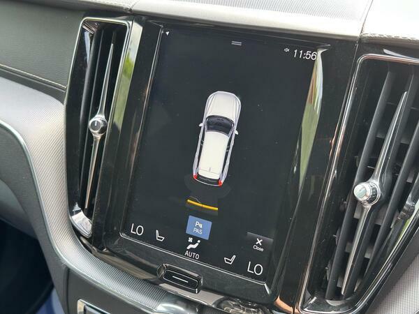 Volvo XC60 Momentum White #25