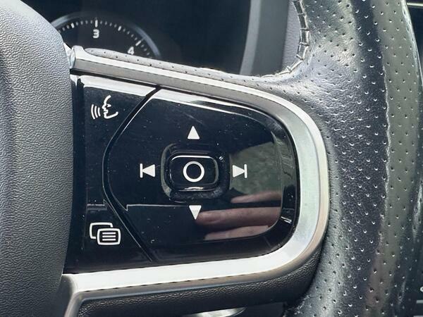 Volvo XC60 Momentum White #23