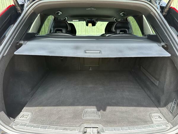 Volvo XC60 Momentum White #33