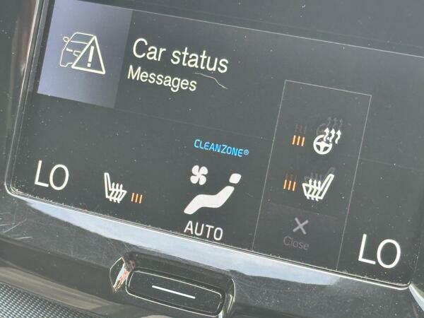 Volvo XC60 Momentum White #31