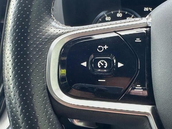 Volvo XC60 Momentum White #22