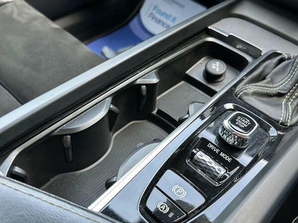 Volvo XC60 Momentum White #9