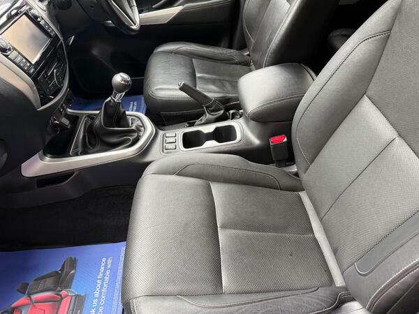 Nissan Navara Navara Tekna Dci White #10