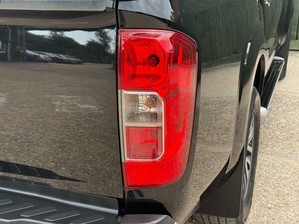 Nissan Navara Navara Tekna Dci White #36
