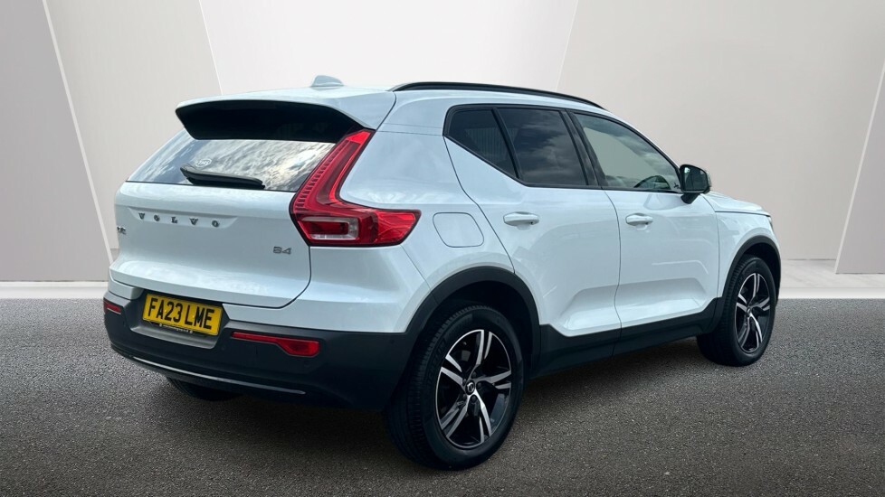 Volvo XC40 Plus, B4 Mild Hybrid, Dark FA23LME White #2