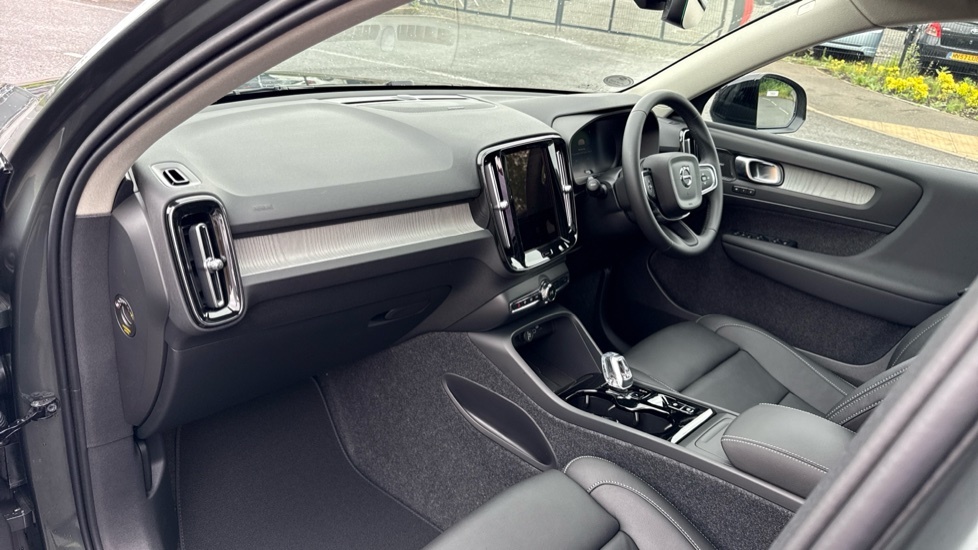 Volvo XC40 Ultra, B3 Mild Hybrid, Dark 46,000 New FH26KVL #4