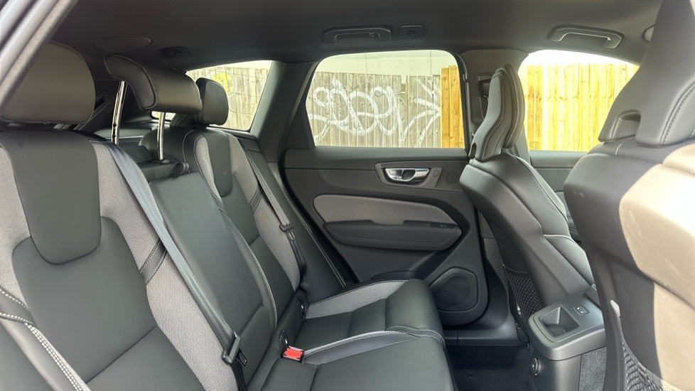Volvo XC60 Black Edition Plus, T6 Awd Plug-in Hybrid, Electri FH26RKF Black #6