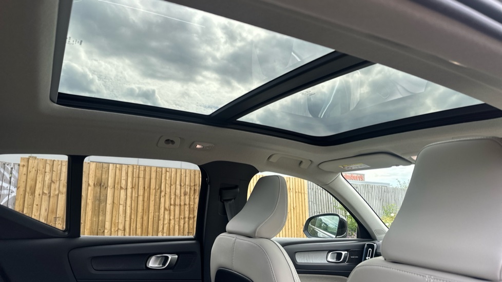 Volvo XC40 B3 P Plus Dark Rear Camera, Heated Seats, Apple Blue #24