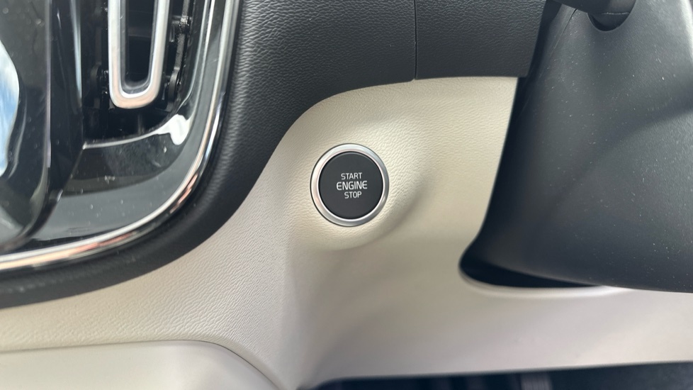 Volvo XC40 B3 P Plus Dark Rear Camera, Heated Seats, Apple Blue #44