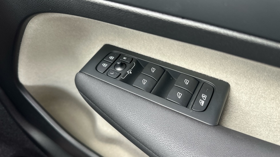 Volvo XC40 B3 P Plus Dark Rear Camera, Heated Seats, Apple Blue #37